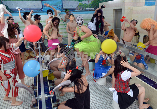 都内の銭湯でダンス ネット上で大流行 ハーレム シェイク 写真6枚 ファッション ニュースならmode Press Powered By Afpbb News