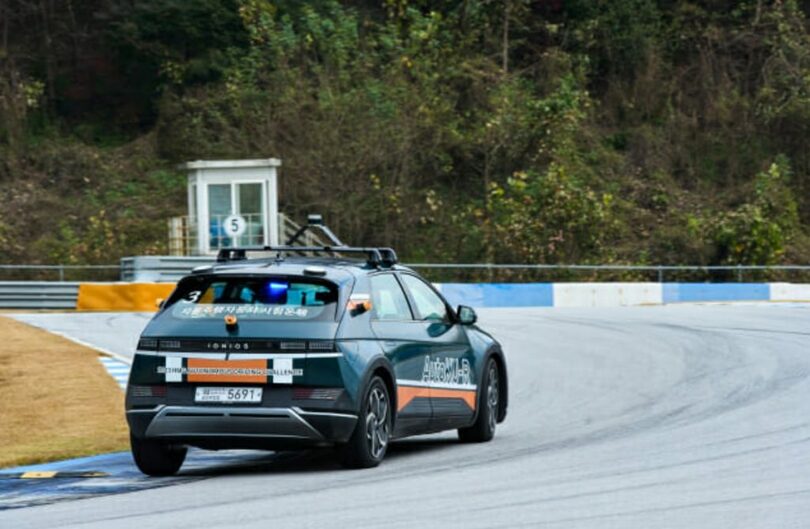 9日に開かれた2023自動運転チャレンジの予備走行評価でラップタイムを計測される自動運転車（現代自動車グループ）(c)KOREA WAVE