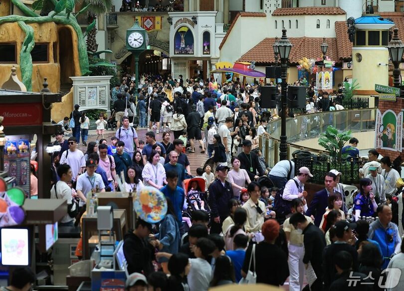 2024年5月6日、ロッテワールド・アドベンチャーを訪れた家族連れ(c)news1