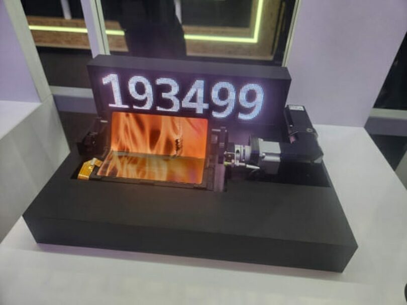 サムスンディスプレイがフォルダブルディスプレイの耐久性を強調する様子(c)KOREA WAVE
