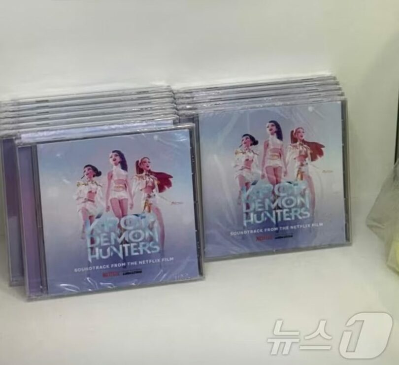 ソウル・明洞で販売されている『KPOPガールズ! デーモン・ハンターズ』OST CD(c)news1