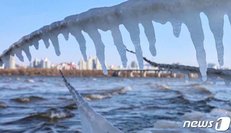 韓国で寒波が続いた23日、ソウルの漢江公園の川辺につららが凍っている(c)news1