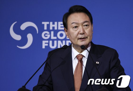21日、米ニューヨークで開かれたグローバルファンド第7回財政公約会議で発言するユン・ソンニョル（尹錫悦）大統領（大統領室提供）(c)news1