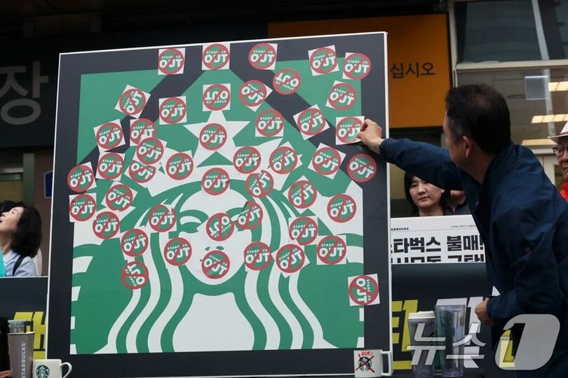 スターバックスの「5・18タンクデー」マーケティングを糾弾する抗議行動(c)news1