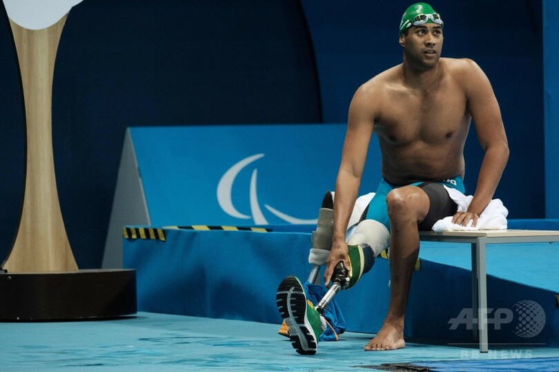 サメに片脚を奪われたパラ競泳選手、サメの保護活動家へ