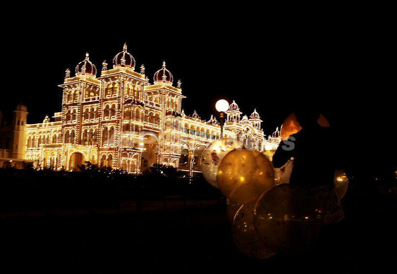 幻想的なライトアップの中に浮かび上がるインドの宮殿 写真1枚 国際ニュース Afpbb News