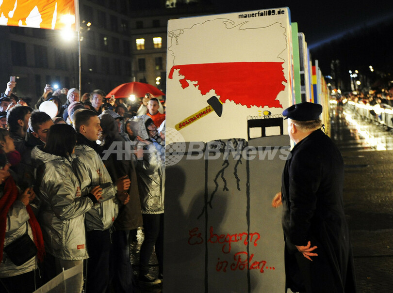 「ベルリンの壁」崩壊20年を祝う巨大ドミノ倒し