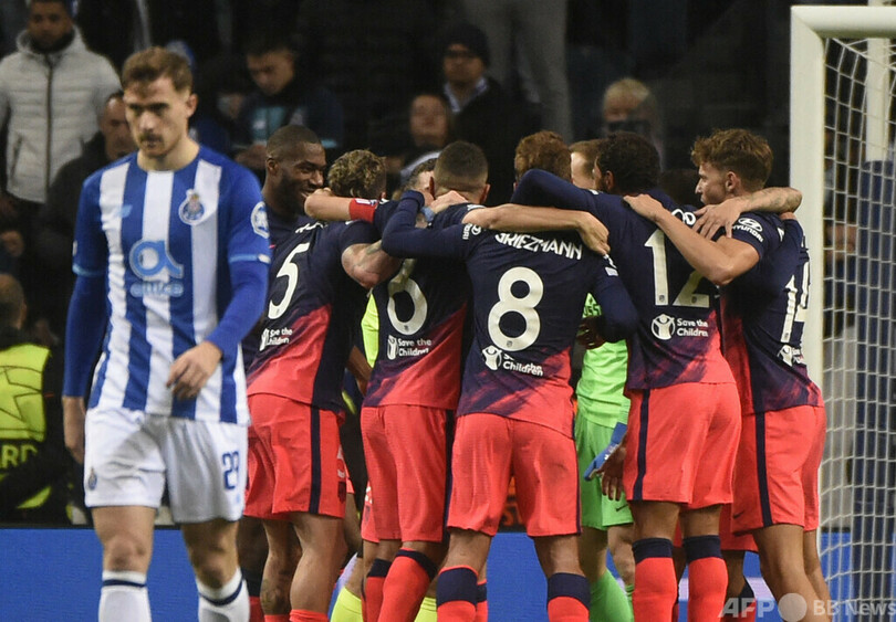 アトレティコ逆転で16強入り、退場者3人の乱戦制す 欧州CL