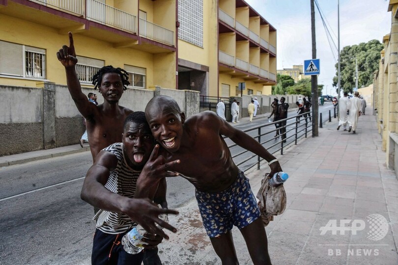 北アフリカのスペイン領セウタ、移民100人が国境フェンス襲撃