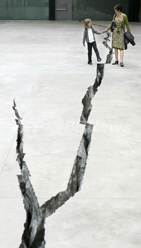 ロンドンのテート・モダンで人種差別を表現した「ひび」の展覧会