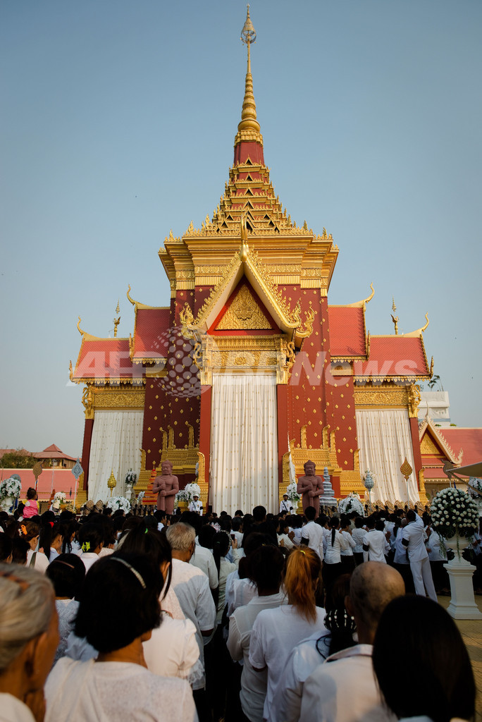 カンボジア前国王に最後のお別れ