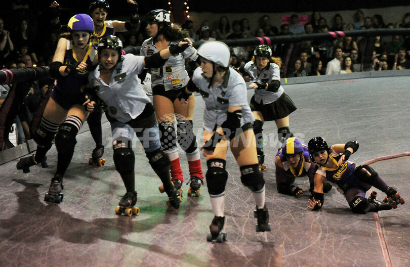 女子の熱き闘い、ローラーダービー 米国