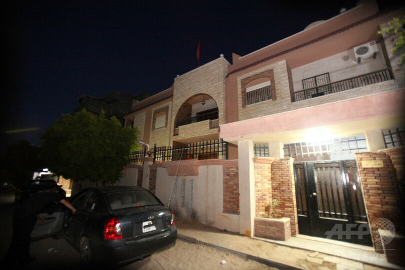 武装集団がリビアのチュニジア領事館を襲撃、職員10人を誘拐