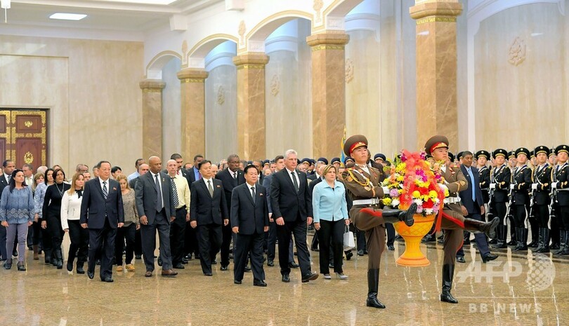 金正恩氏の肖像画、初めて公の場に 個人崇拝の始まりか