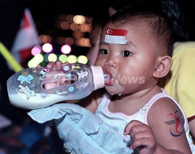 粉ミルク原因とみられる乳児の腎結石 7省に拡大 中国 粉ミルク原因とみられる乳児の腎結石 7省に拡大 中国