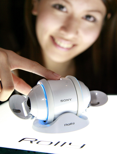 ソニー、ダンスをするタマゴ型音楽プレーヤー「Rolly」発売へ 写真6枚