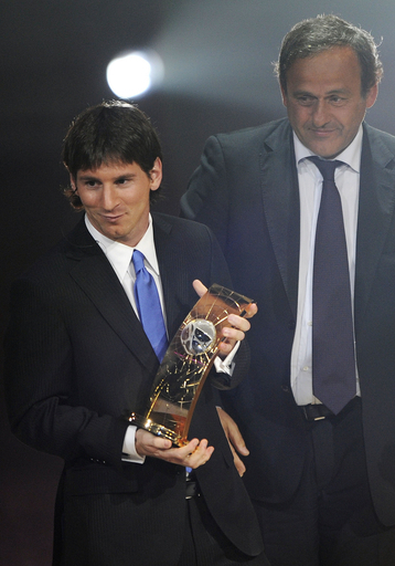 2009 FIFA ワールド プレーヤー メダル メッシ バルセロナ Barcelona's Argentine striker Lionel Messi sits next to the