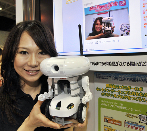 トミーの世界最小2足歩行ロボット「Robo-Q」、ロボット博覧会に登場