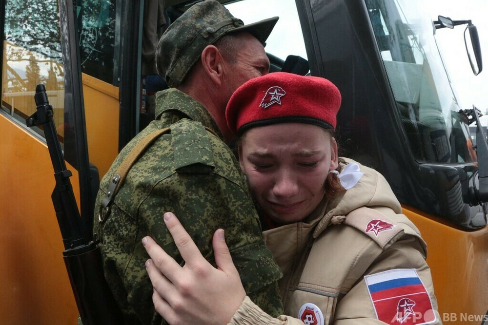 戦場に向かう予備兵、涙の見送り ロシア 写真16枚 国際ニュース：AFPBB News