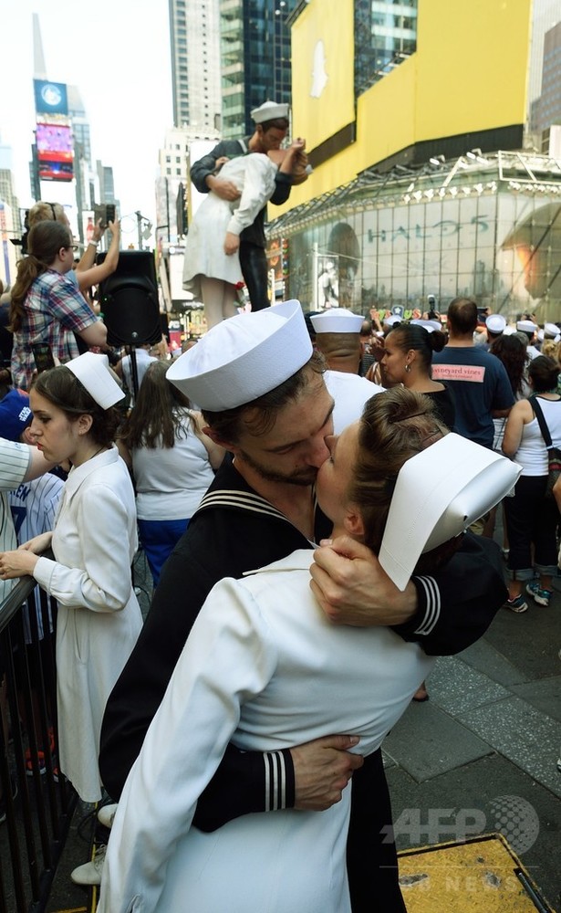 終戦祝う「勝利のキス」、米NYで再現イベント 写真9枚 国際ニュース 