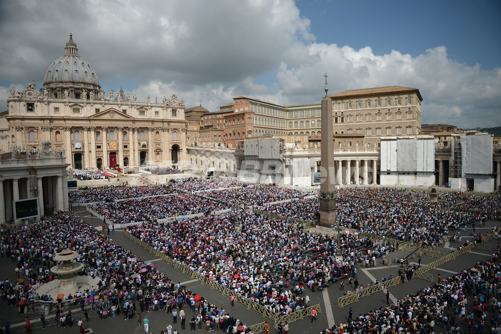 ローマ法王、約800人を聖人に 中絶反対を明言