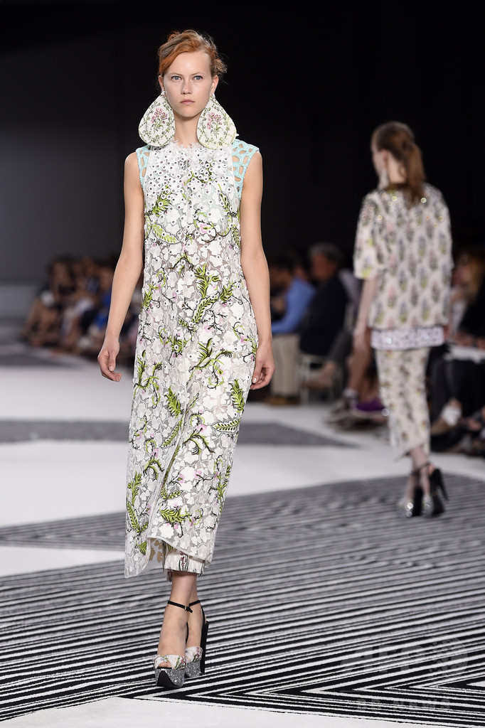 夢を運ぶロマンティックなドレス、「ジャンヴァティスタ・ヴァリ」15/16年秋冬オートクチュール