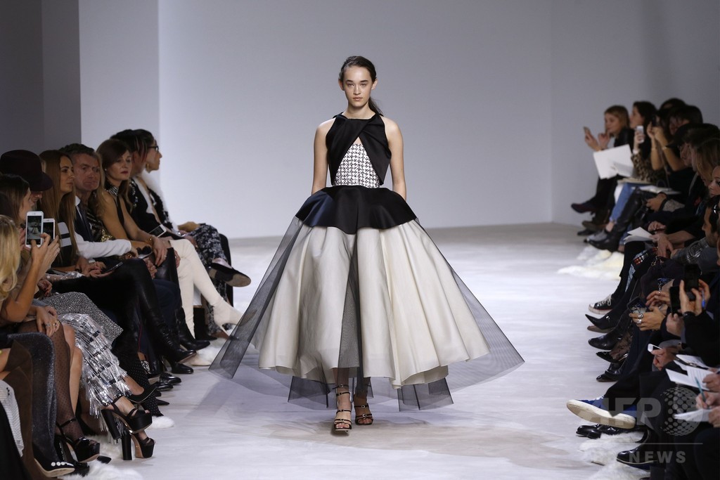 「ジャンバティスタ・ヴァリ」16年春夏パリ・オートクチュール