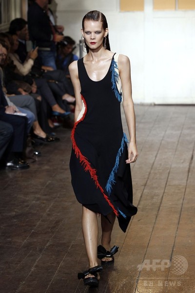 丁寧なテイラリングにプリーツで動きを、「セドリック・シャルリエ」15年春夏