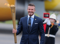 ロンドン五輪の聖火が18日、ギリシャから英国に到着した。聖火は7月27日の五輪開幕日までの70日、英国内をリレーする。

トーチを持つサッカー元イングランド代表のデビッド・ベッカム（David Beckham、2012年5月18日撮影）。(c)AFP/CARL COURT