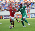 サッカーアフリカ・ネイションズカップ（アフリカ選手権、%%African Nations Cup 2010%%）グループリーグC、エジプト対ナイジェリア。試合は3-1でエジプトが勝利した。写真はナイジェリアのジョセフ・ヨボ（%%Joseph Yobo%%、右）とボールを競るエジプトのモハメド・ジダン（%%Mohamed Zidan%%）。（2010年1月12日撮影）(c)AFP/KHALED DESOUKI