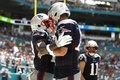 19NFL第2週、マイアミ・ドルフィンズ対ニューイングランド・ペイトリオッツ。得点を喜び合うニューイングランド・ペイトリオッツのアントニオ・ブラウン（左）とトム・ブレイディ（2019年9月15日撮影）。(c)Michael Reaves/Getty Images/AFP