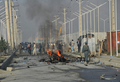 アフガニスタン首都カブール（Kabul）の自爆攻撃現場を調べる警察官と当局者（2012年9月18日撮影）。(c)AFP/Massoud HOSSAINI