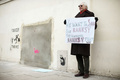 英国のグラフィティ（落書き）アーティスト、バンクシー（Banksy）氏がロンドン（London）市内の壁に描いた絵が、米国で競売にかけられることが分かったが、怒った住民たちの抗議によって競売への出品は中止されたと、地元自治体が24日、明らかにした。

写真は、バンクシー（Banksy）氏の壁画が持ち去られた後の壁にたって抗議する男性（2013年2月23日撮影）。(c)AFP/JUSTIN TALLIS