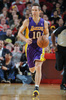 米プロバスケットボール協会（NBA）のロサンゼルス・レイカーズ（Los Angeles Lakers）に所属するスティーブ・ナッシュ（Steve Nash）が8日、ヒューストン・ロケッツ（Houston Rockets）戦で史上5人目となる通算1万アシストを達成した。

ナッシュは前半にアントワン・ジェイミソン（Antawn Jamison）の得点をアシストし、リーグ史上4番目の速さとなる通算1162試合目で1万アシストに到達した。

ドリブルでボールを運ぶロサンゼルス・レイカーズのスティーブ・ナッシュ（2013年1月8日撮影）。(c)AFP/Getty Images/NBAE/Garrett W. Ellwood