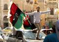 リビア・ベンガジ（Benghazi）でムアマル・カダフィ（Moamer Kadhafi）大佐への逮捕状発行を喜ぶ反体制派（2011年6月27日撮影）。(c)AFP/PATRICK BAZ