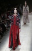 フランス・パリ市内で発表された「ヴァレンティノ（VALENTINO）」14年春夏コレクション（2013年10月1日撮影）。(c)AFP/PATRICK KOVARIK