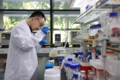 中国科学院天津工業生物技術研究所の実験室でヘキソースの人工合成実験をする楊建剛副研究員（2023年8月13日撮影）。(c)Xinhua News