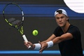 テニス、中国オープン、男子シングルス1回戦。リターンを打つホルガー・ルーネ（2023年9月29日撮影）。(c)Pedro PARDO / AFP