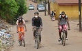 ギニアの首都コナクリで、自転車に乗るレイモンド・リーさん（2020年4月30日撮影）。(c)CELLOU BINANI / AFP