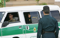 2007年7月23日、テヘラン市警の車から外を覗く女性警官。(c)AFP PHOTO/Behrouz MEHRI