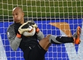 2010年サッカーW杯南アフリカ大会（%%2010 World Cup%%）1次リーグC組、米国対アルジェリア。試合は後半ロスタイムにランドン・ドノバン（%%Landon Donovan%%）が決勝点を挙げた米国が1-0で勝利し、勝ち点5の同組1位で決勝トーナメントに進んだ。写真はボールをキャッチする米国のティム・ハワード（%%Tim Howard%%）。（2010年6月23日撮影）(c)AFP/HOANG DINH NAM