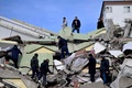地震の被害を受けたトルコ・カフラマンマラシュで、倒壊した建物で捜索活動を続ける人々（2023年2月7日撮影）。(c)OZAN KOSE / AFP