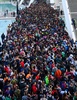 スペイン東部バレンシア自治州で、被災地でのボランティア活動のために集まった人々（2024年11月2日撮影）。(c)JOSE JORDAN / AFP