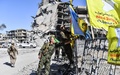 シリア北部ラッカで、クルド人とアラブ人の合同部隊「シリア民主軍」の旗を掲げる隊員ら（2017年10月17日撮影）。(c)AFP/BULENT KILIC