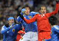2010年サッカーW杯南アフリカ大会（2010 World Cup）アジア最終予選で、バーレーンの選手とボールを競る長谷部誠（Makoto Hasebe、2009年3月28日撮影）。(c)AFP/TOSHIFUMI KITAMURA