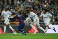 19-20スペイン1部リーグ第26節、レアル・マドリード対FCバルセロナ。FCバルセロナのリオネル・メッシ（左）を追うレアル・マドリードのセルヒオ・ラモス（中央、2020年3月1日撮影）。(c)OSCAR DEL POZO / AFP