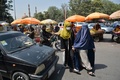 アフガニスタンの首都カブールにある市場を歩く女性ら（2021年9月1日撮影）。(c)HOSHANG HASHIMI / AFP