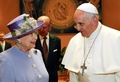 バチカンを訪問し、ローマ・カトリック教会のフランシスコ（Francis）法王（右）と会談するエリザベス英女王（Queen Elizabeth II、2014年4月3日撮影）。(c)AFP/STEFANO RELLANDINI
