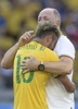 サッカーW杯ブラジル大会（2014 World Cup）決勝トーナメント1回戦、ブラジル対チリ。PK戦を制して感極まるネイマール（Neymar da Silva Santos Junior、左）と抱擁を交わすブラジルのルイス・フェリペ・スコラーリ（Luiz Felipe Scolari）監督（2014年6月28日撮影）。(c)AFP/JUAN MABROMATA
