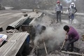 中米グラテマラの小さな町サンミゲルロスロテスで、親族を捜索する住民たち（2018年6月7日撮影）。(c)AFP PHOTO / JOHAN ORDONEZ